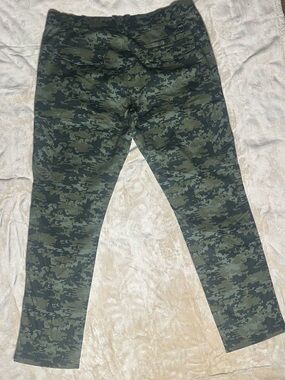 Under Armour Green Camo Active Pants